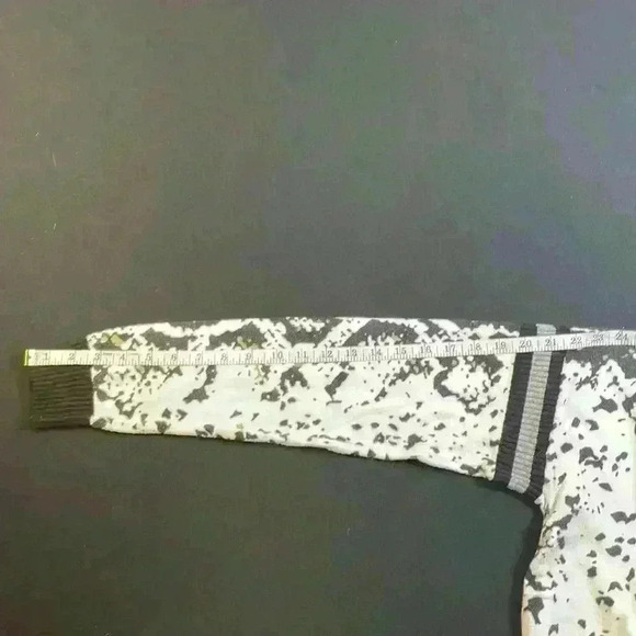 Jamison women crew neck pullover sweater with stripe accent, animal print large - Picture 7 of 10